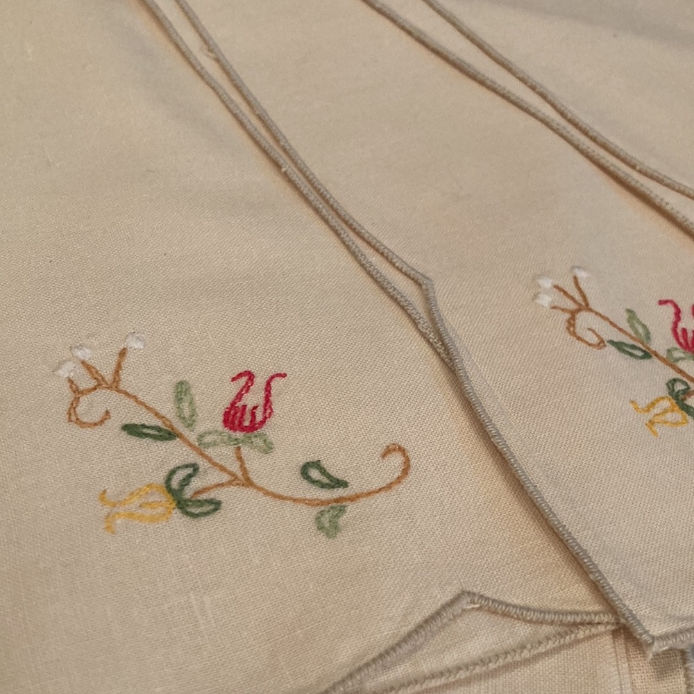 8 Vintage Linen Cotton mix Napkins. Embroidery Flower pattern in one corner - Picture 3 of 3